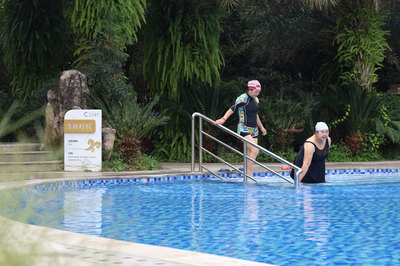游客正在龙井生态温泉度假区内享受温泉休闲。付吉昌摄